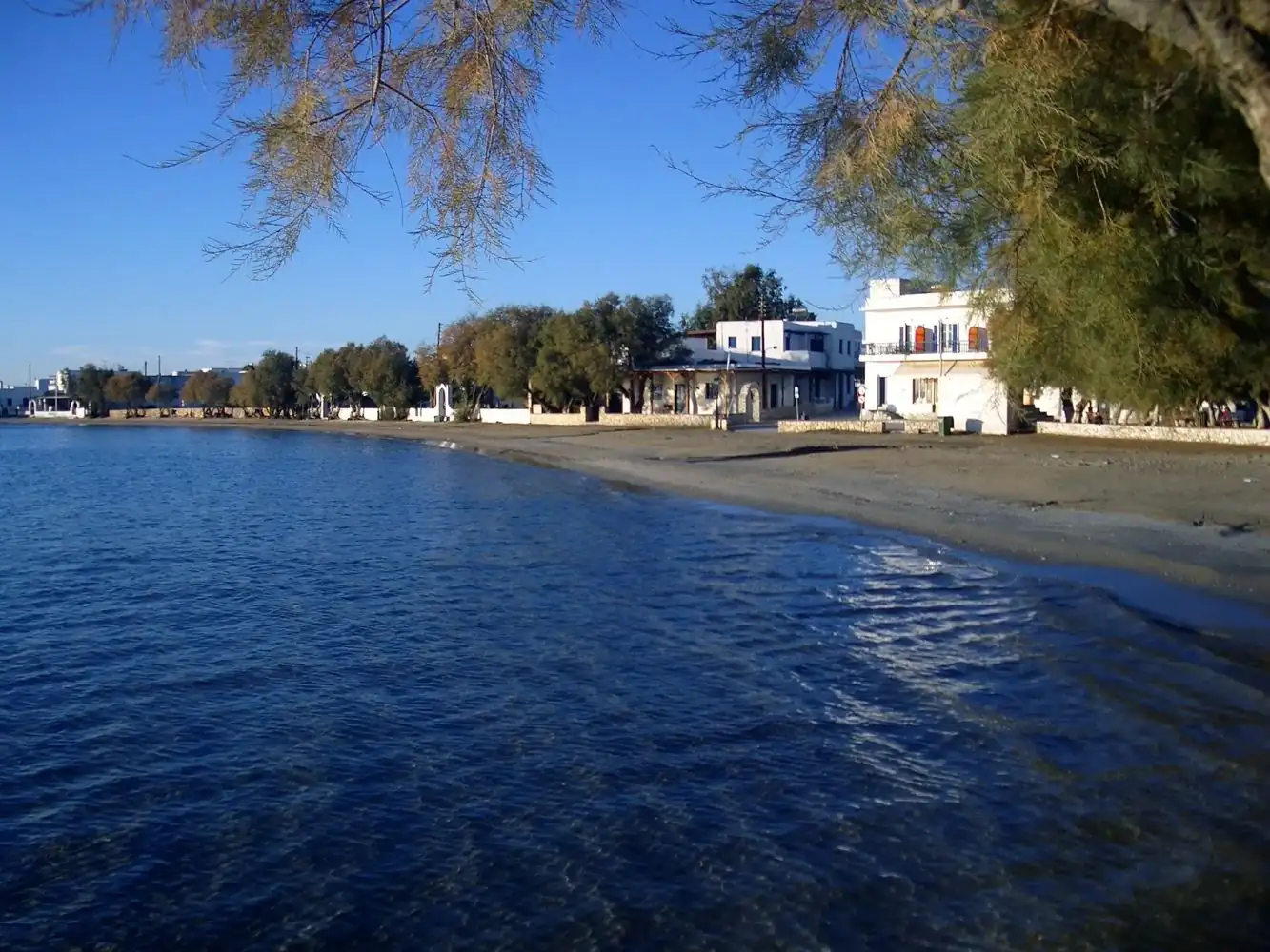 Acqua calma e case bianche lungo la riva ad Alyki, nel sud di Paros