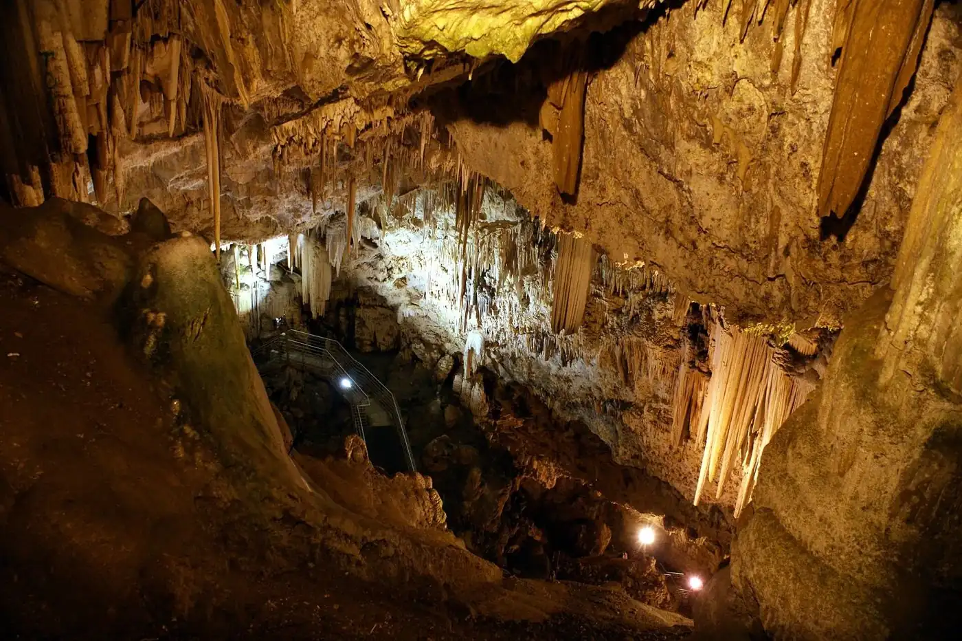 Beleuchtete Stalaktiten in der Höhle von Antiparos, Griechenland