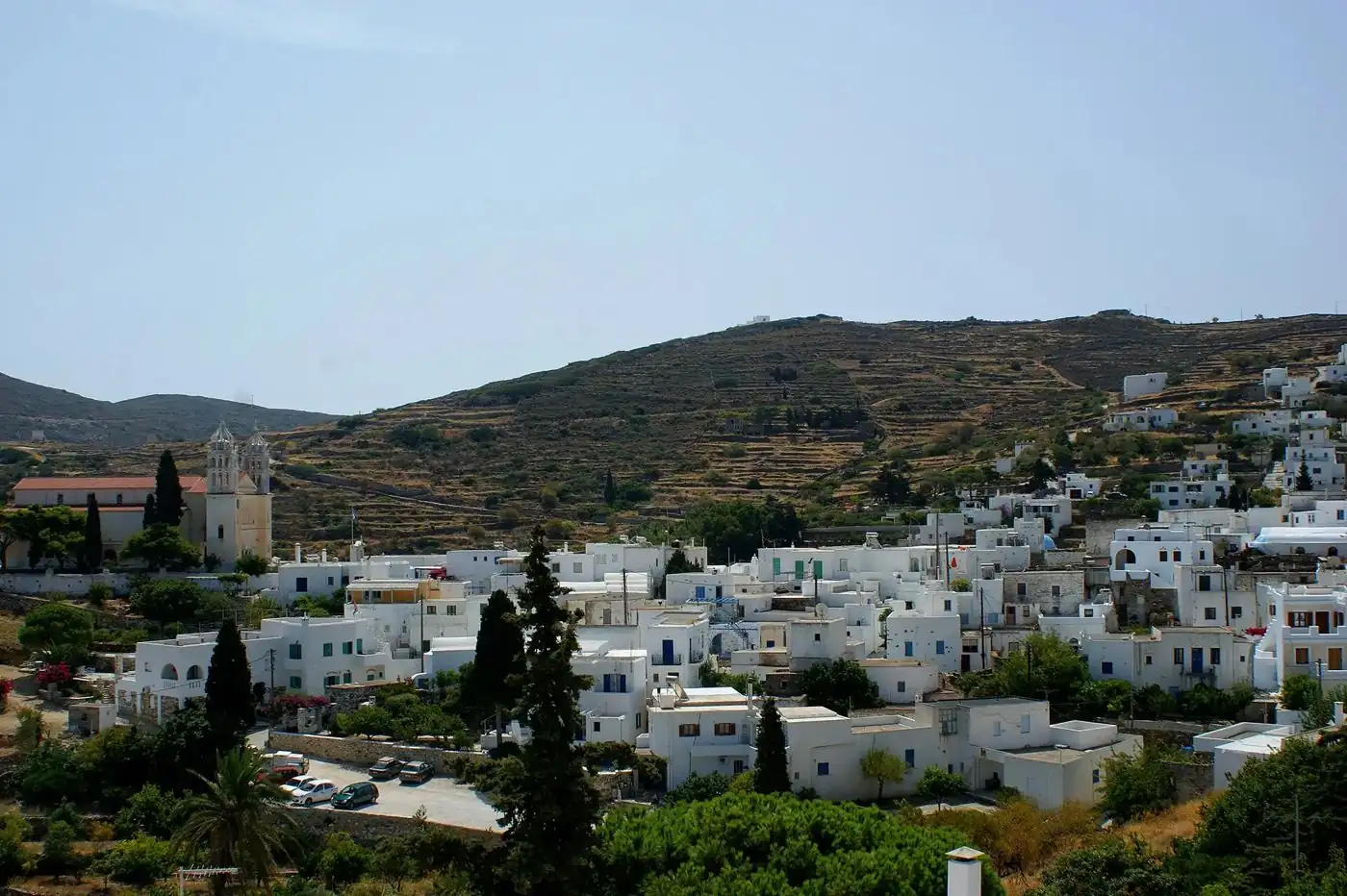 Lefkes, un villaggio bianco sulle colline di Paros, in Grecia